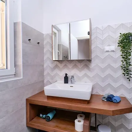 Miholascica 1 On Island By Guide